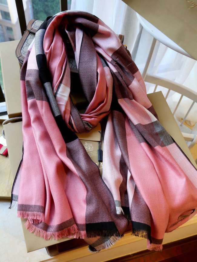 scarf brand new 221127