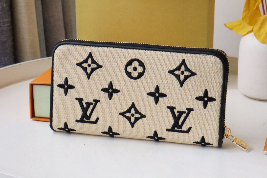 L\V NEW WOMENS WALLET POUCH