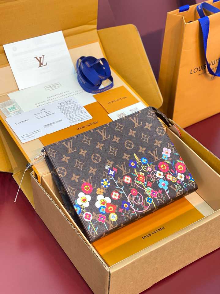 L\V NEW WOMENS wallet/pouch 250519