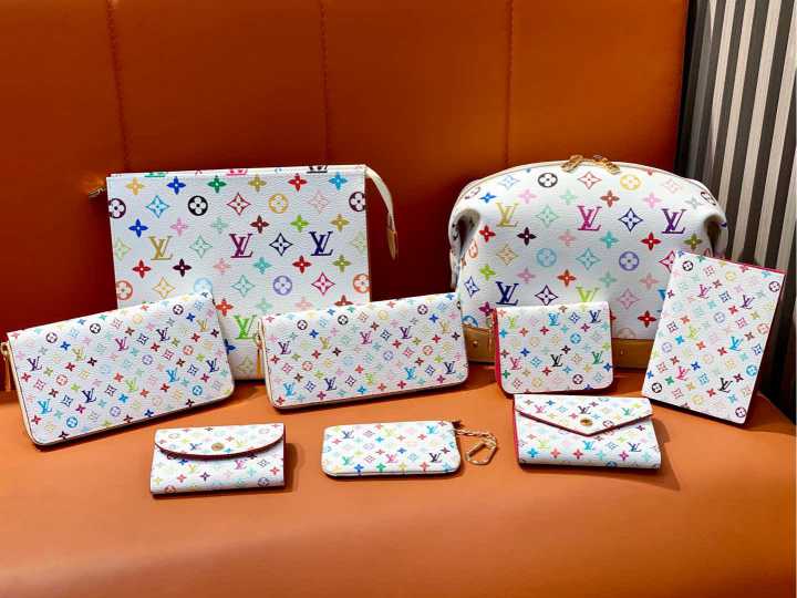 L\V NEW WOMENS wallet/pouch 250519