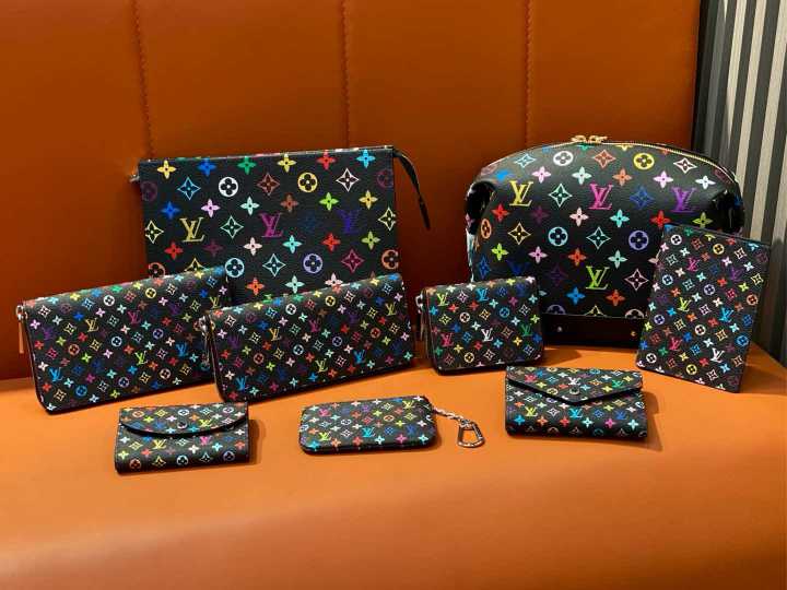L\V NEW WOMENS wallet/pouch 250519