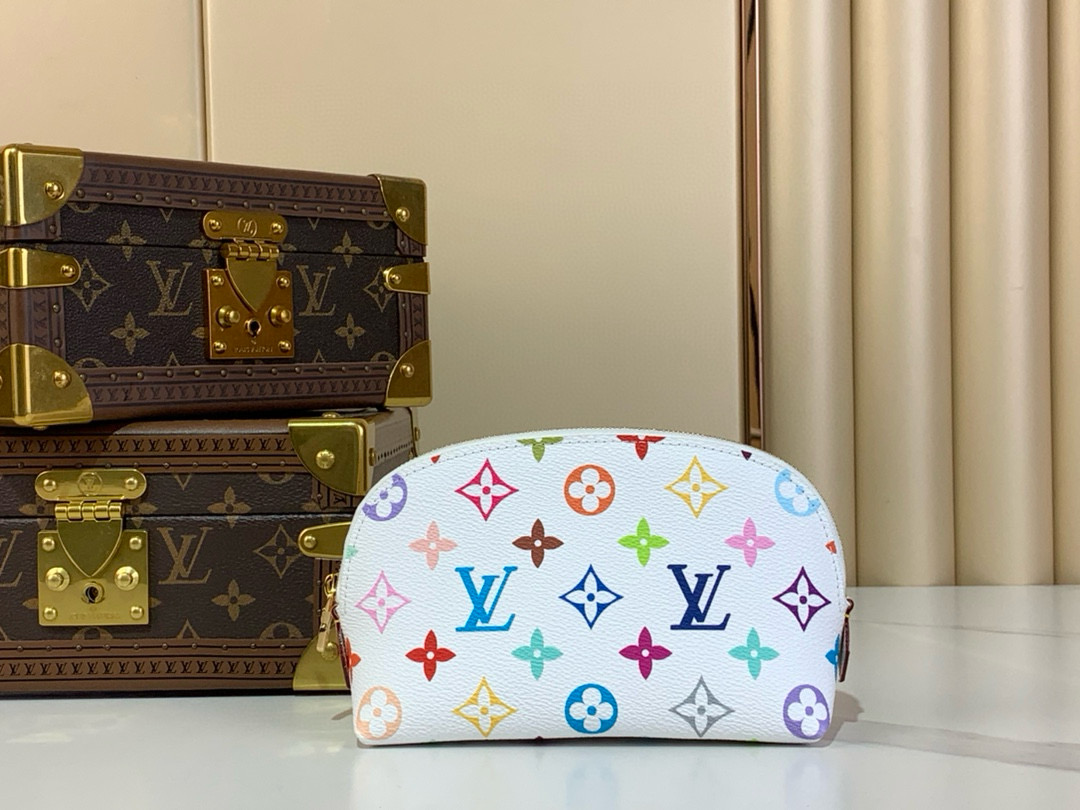 L\V NEW WOMENS wallet/pouch 250519