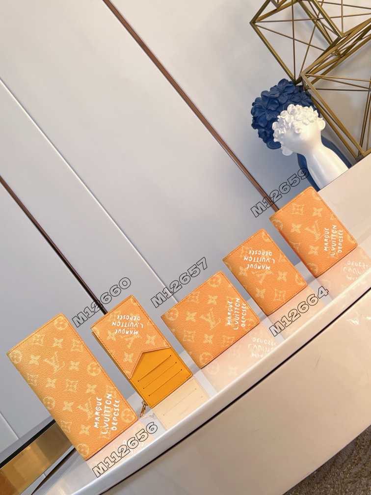 L\V NEW WALLETS 250521