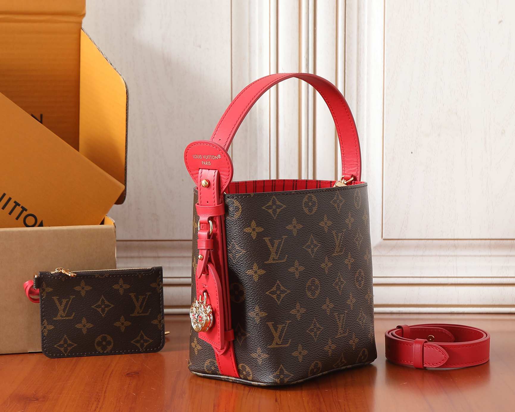 L\V NEW WOMENS HANDBAG 260407