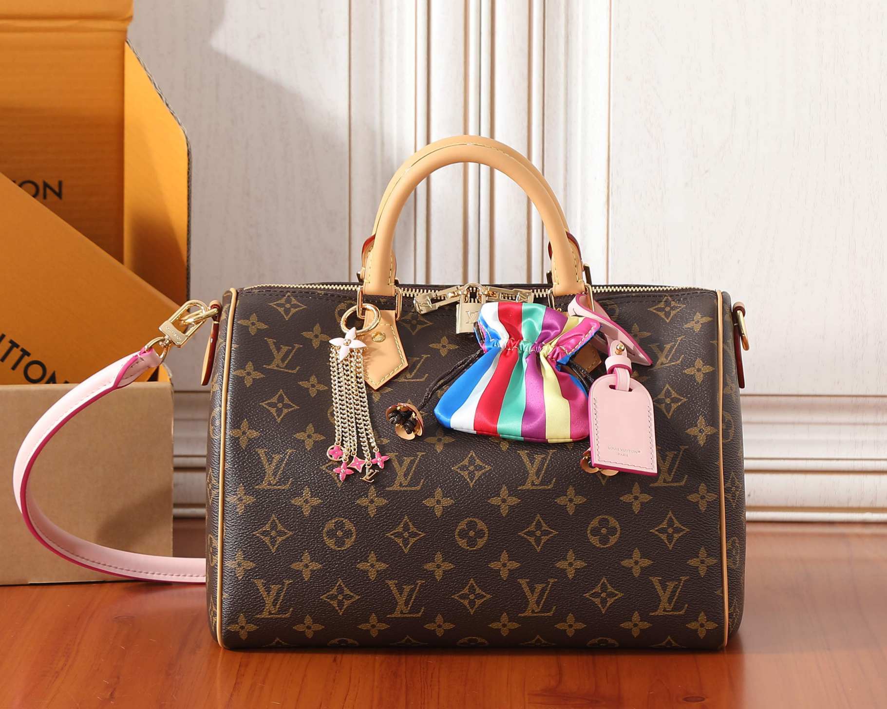 L\V NEW WOMENS HANDBAG 260407