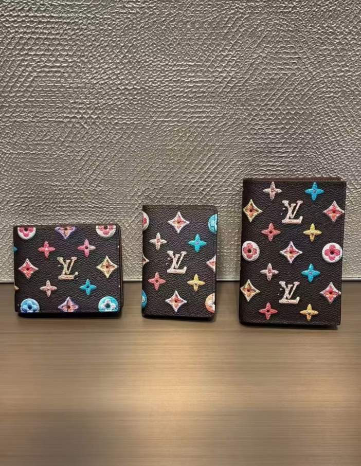 L\V new wallets 260408